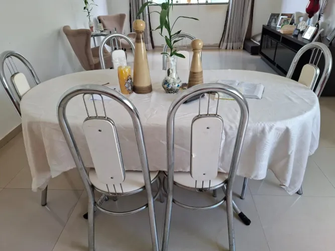 Vendo mesa oval da Carraro na cor branca com 6 cadeiras