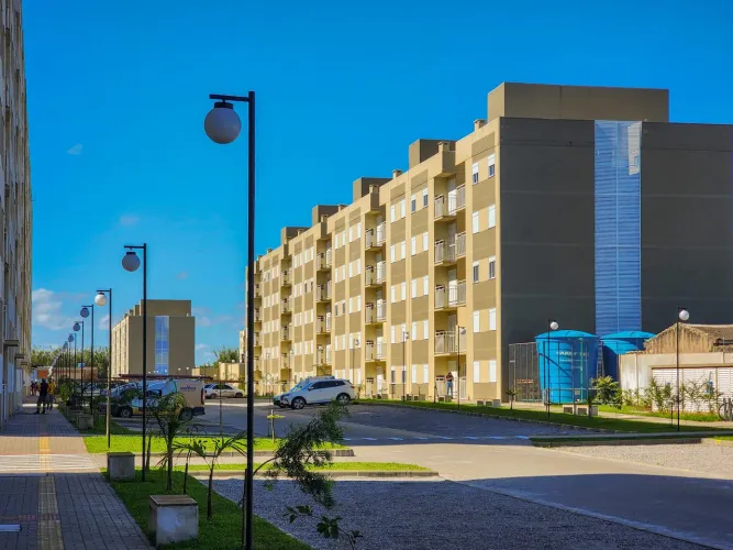 Apartamento para Locação com 2 Dormitórios em Pelotas Sacada com Churrasqueira, Vaga de G
