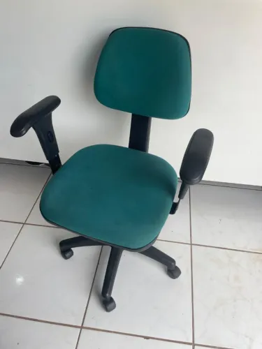 Cadeira de Escritório secretaria/executiva Giratória/apoio de braço/encosto regulavel verd