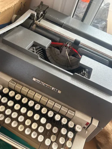 Máquina de escrever Underwood 198