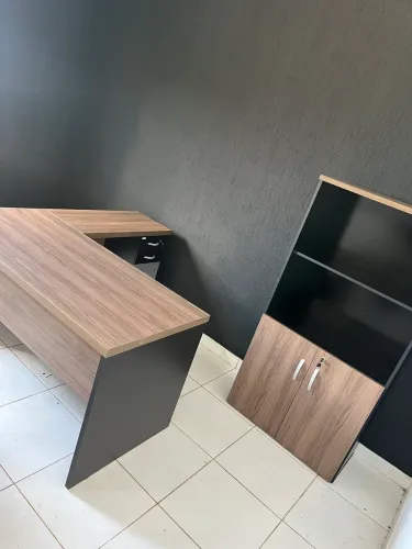 MESA DE ESCRITORIO COM ARMARIO ALTO LOJA IKONOFFICE