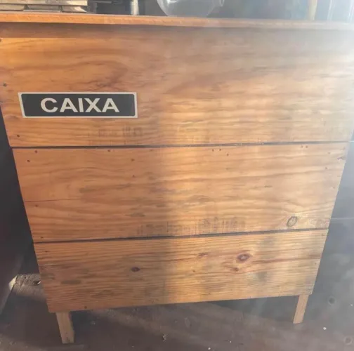 Balcão de caixa de madeira
