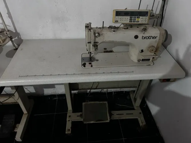 Máquina de costura reta eletrônica 