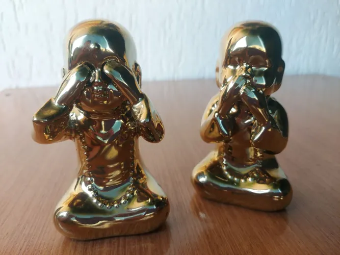 Dupla de Budas Monges Dourados em Cerâmica - 11 cm