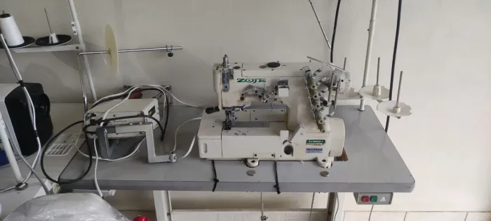 Vendo máquina de costura cobertura 