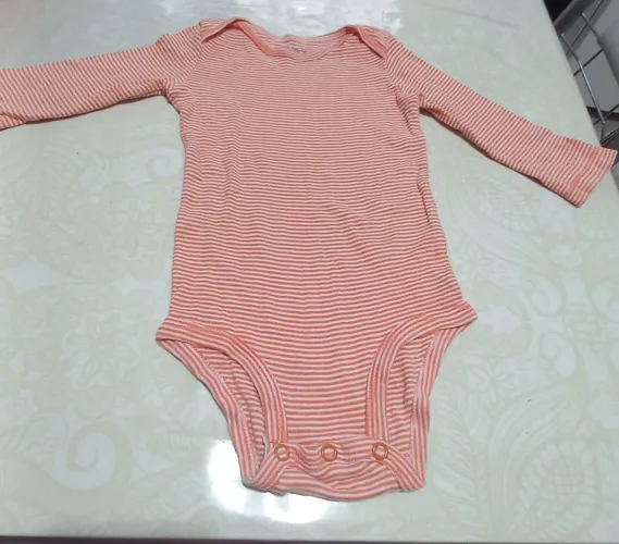 Um bory laranja listado Carter's usado de 9 meses