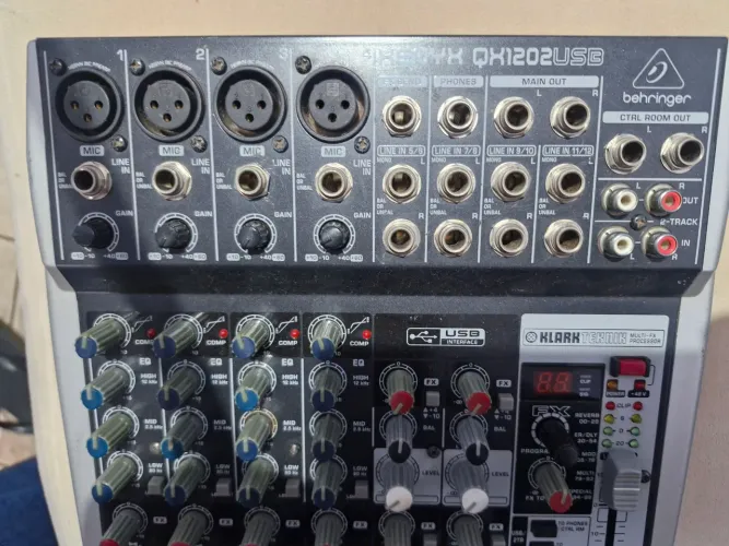 Mesa de som Beringher Xenyx QX1202US