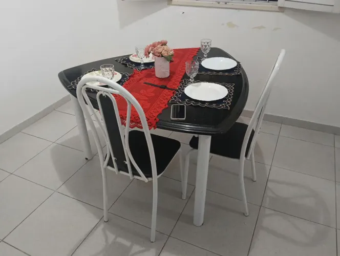Mesa com duas cadeiras 