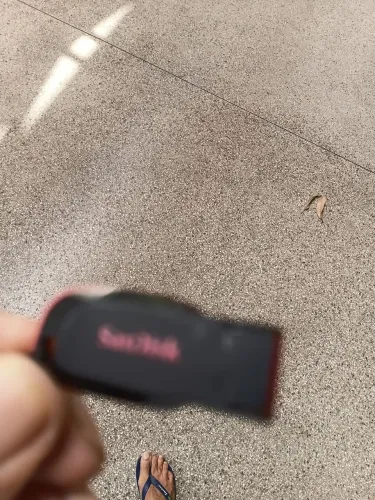 Pen-drive San Disk mais de 200 músicas mescladas 8 gigas