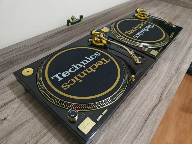 Par Technics SL1200 MK2 Gold