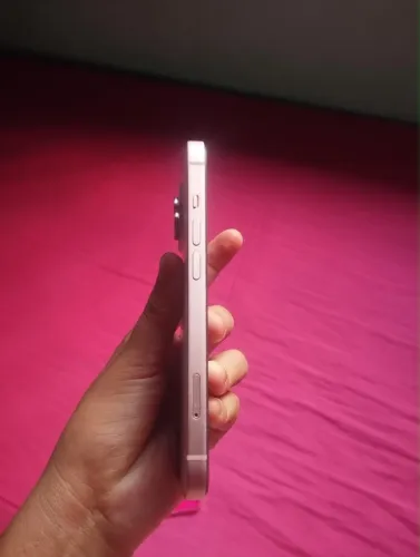 Vendo iPhone 15 128 gigas funcionando tudo Bateria 91% Ele esta com protetor de camera