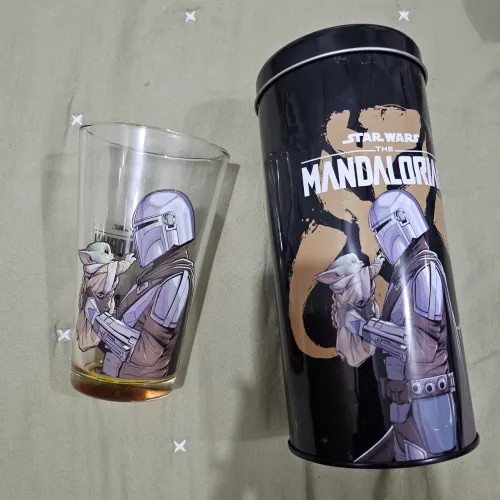 Kit Copo de Vidro 500ml + Lata Cofre The Mandalorian (Star Wars)