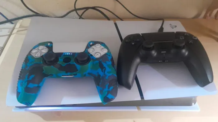 Vendo esse PS5 slim desbloqueado 