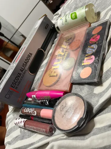 Escova alisadora e produtos de maquiagem