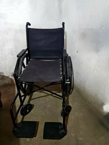 Vende-se cadeira de rodas e cadeira de banho 
