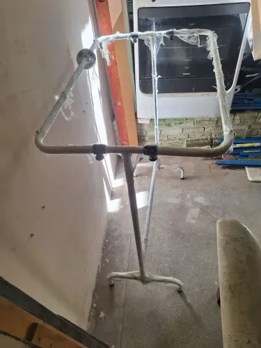 Arara de roupas cabideiro