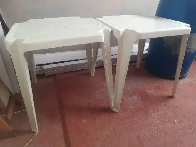 Vendo 2 Mesas de Plástico Brancas Novas