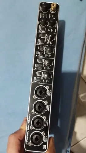 Interface de áudio Behringer UMC404HD