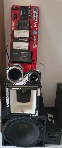 Vendo som automotivo em estado de novo.
