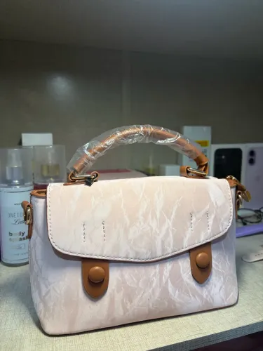 Bolsa nova P muito linda, na etiqueta. De 139,90 por 85,00.