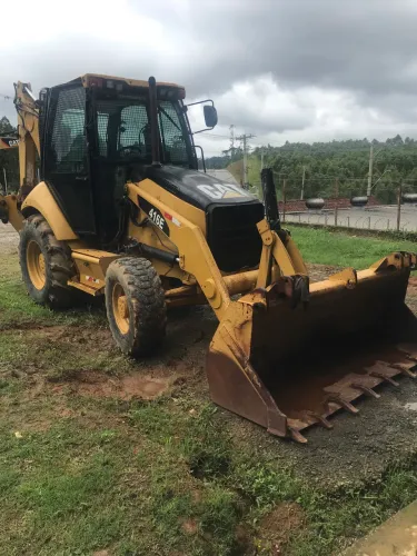 Retro Cat 416 ano 2015 com 5075 horas cabinada 
