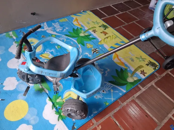Triciclo infantil Smart com empurrador
