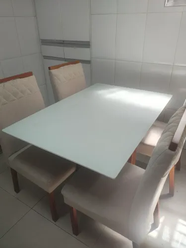 Mesa de 4 cadeiras com tampo de vidro