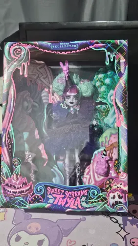 Twyla SDCC com detalhe em caixa (amassado)