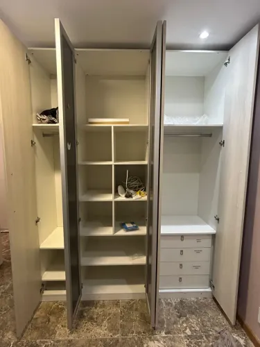 Armário planejado com portas em espelho
