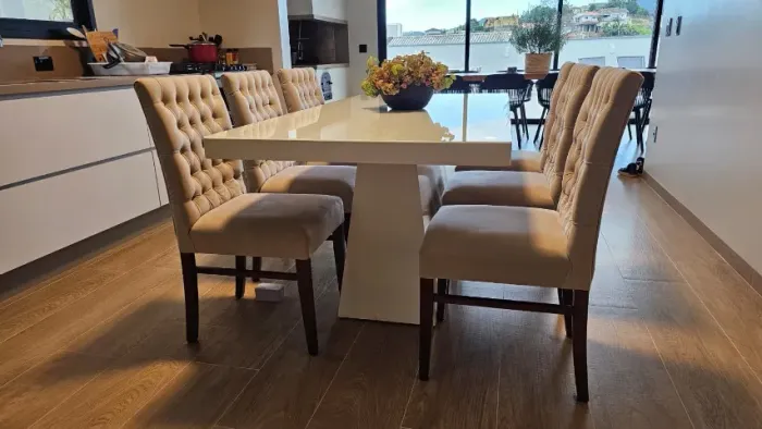 Conjunto de 6 Cadeiras Jantar Estofadas + Mesa de Brinde (2 x 0,9 m).