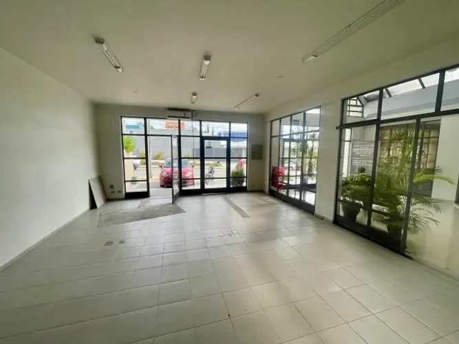 SALA COMERCIAL TERREA PARA FINS NA AREA DE SAUDE, 60M², CENTRO COLOMBO
