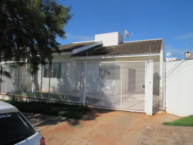 Casa com 3 quartos sendo 1 suite - Prox a Av Arquiteto Nildo Ribeiro Da Rocha