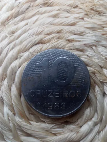 Moeda de 10 cruzeiros de 1983 com marcas de uso