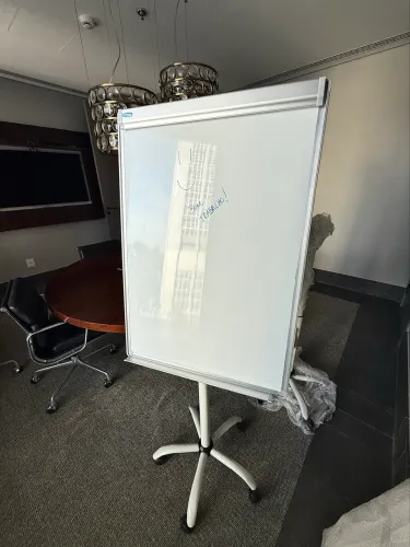 Cavalete flip-chat c/ quadro branco magnético giratório CORTIARTE.