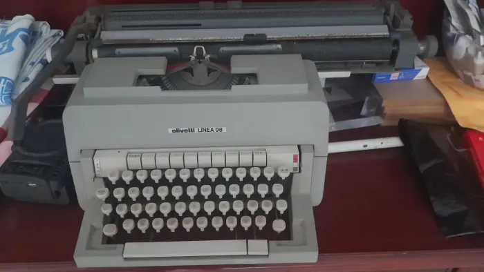 VENDO MAQUINA DE ESCREVER OLIVETTI