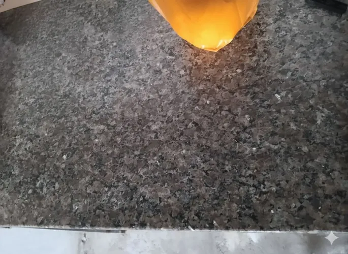 Mesa de mármore com pé de ferro fundido 