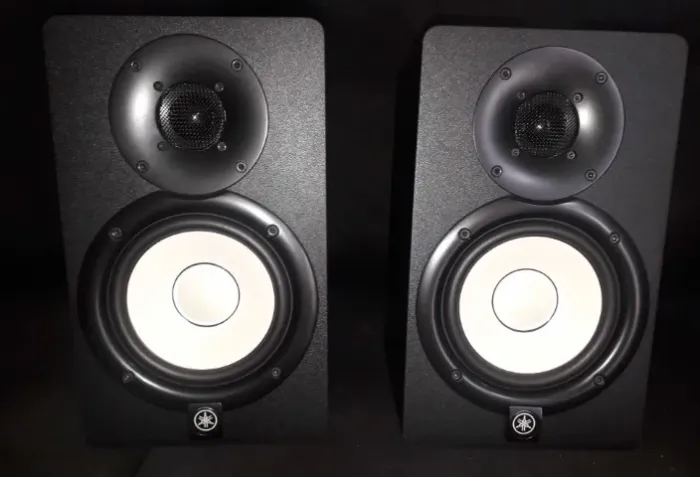 PAR DE MONOTORES DE REFERÊNCIA PARA ESTÚDIO YAMAHA HS5