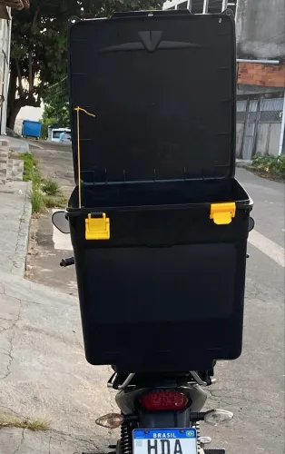 Baú com Suporte universal 110L