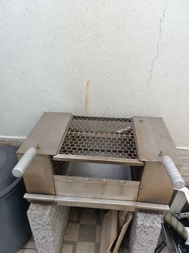 Churrasqueira ecológica em inox acompanha espetos