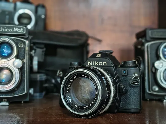 Nikon EM + lente 50mm f/1.4