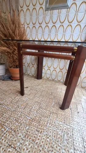 Mesa de jantar: pés de madeira maciça e tampo de vidro