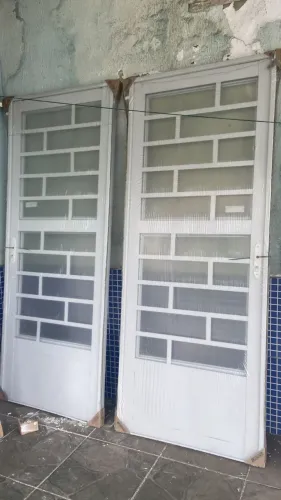 Porta de Ferro - Porta Completa - Porta Branca - Porta com Postigo