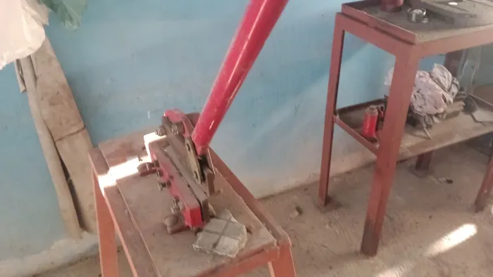 Vende uma tesoura de corta Chapa valor 350 reais 