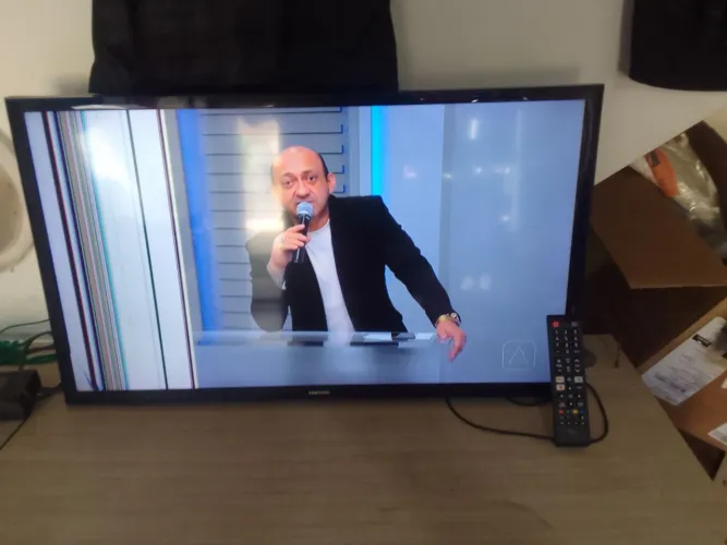 VENDO TV SAMSUNG DE 32 COM LISTRA NO CANTO MAS DA PRA ASSISTIR *9//// *02