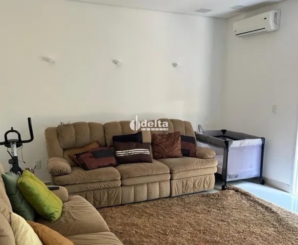 Casa alto padrão com 3 suítes disponível para venda no bairro Nova Uberlândia, em Uberlând
