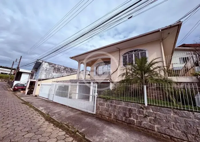 JS-Casa com 2 Residências Independentes e 398 m² em Capoeiras Excelente para Moradia e Inv