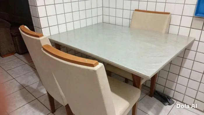 vendo mesa tem as4 cadeira 600 no preço pra saí logo