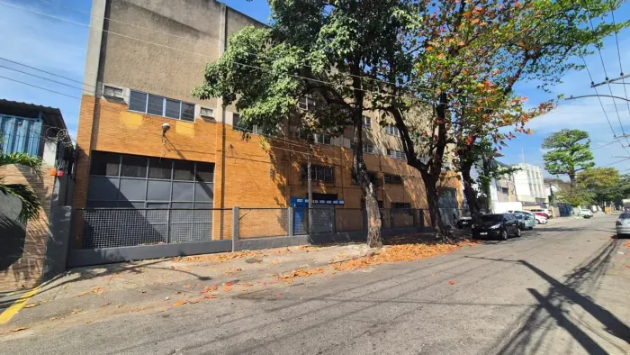 Aluguel de galpão com 1.974m² em Olaria - Rio de Janeiro - RJ