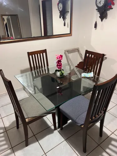 Mesa com 4 cadeiras
