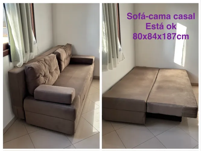 Sofá-cama casal marrom com almofadas
